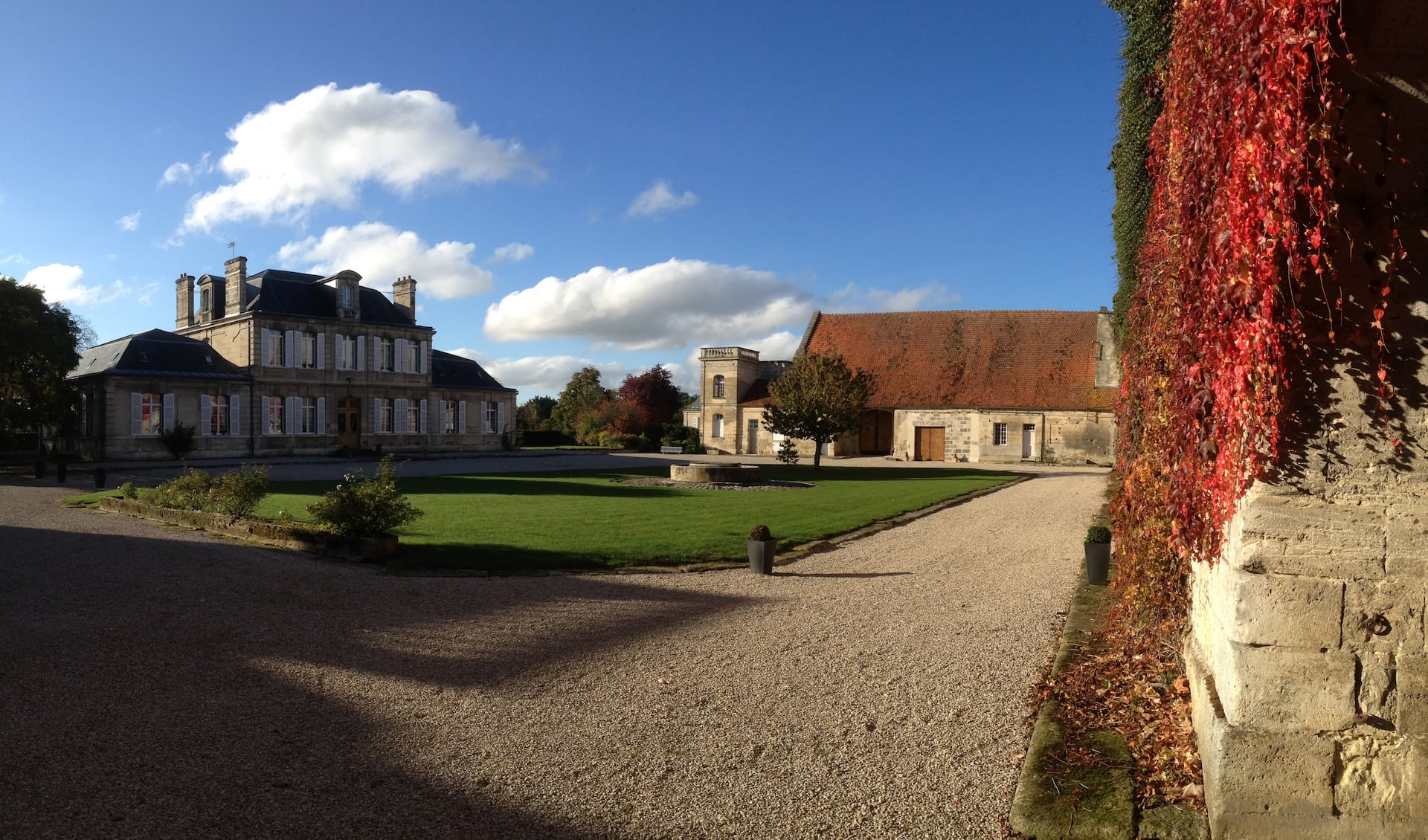 La Carrière l'Évêque — vue panoramique du domaine en automne