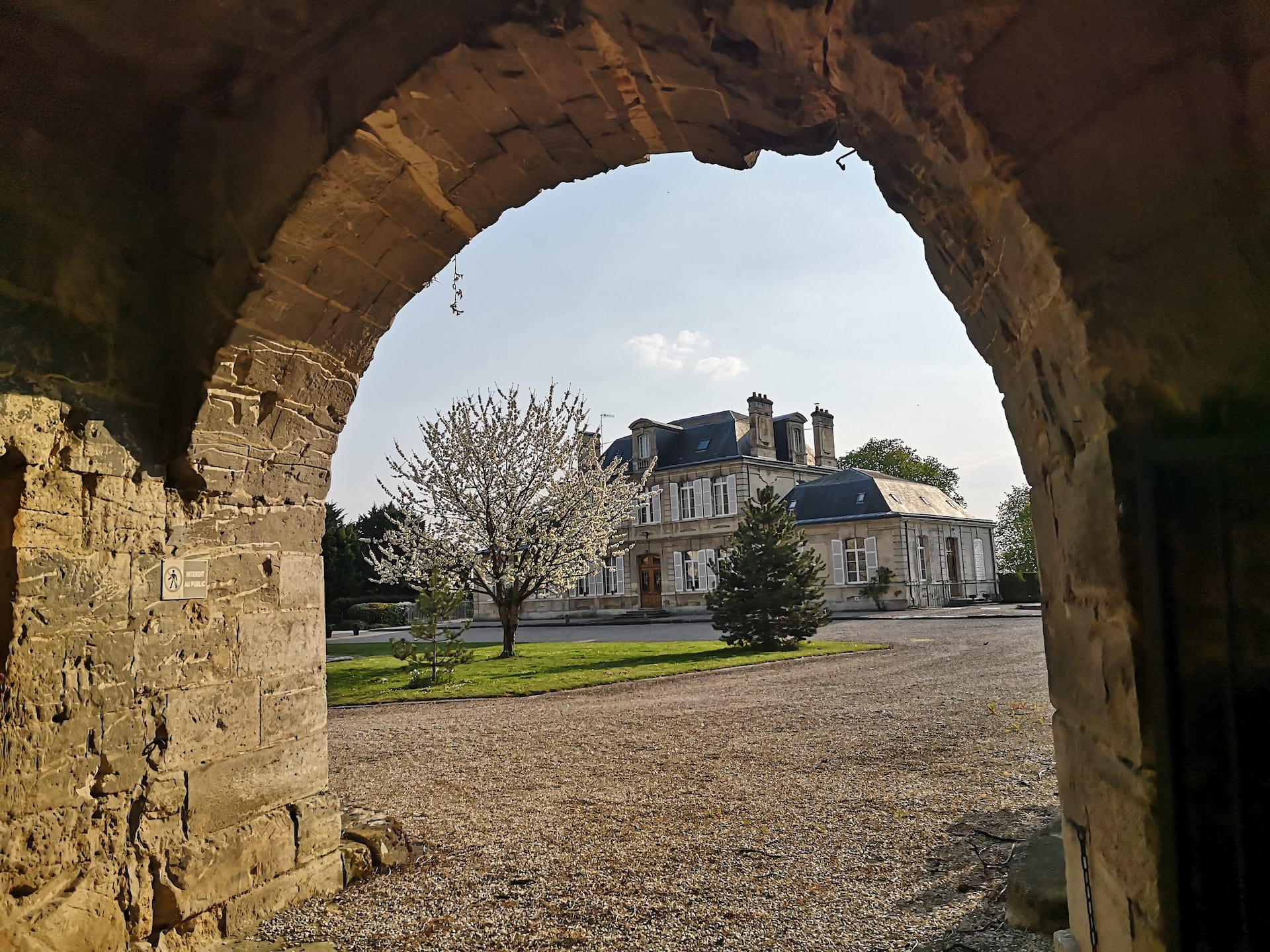 Vue du domaine à travers une arche en pierre