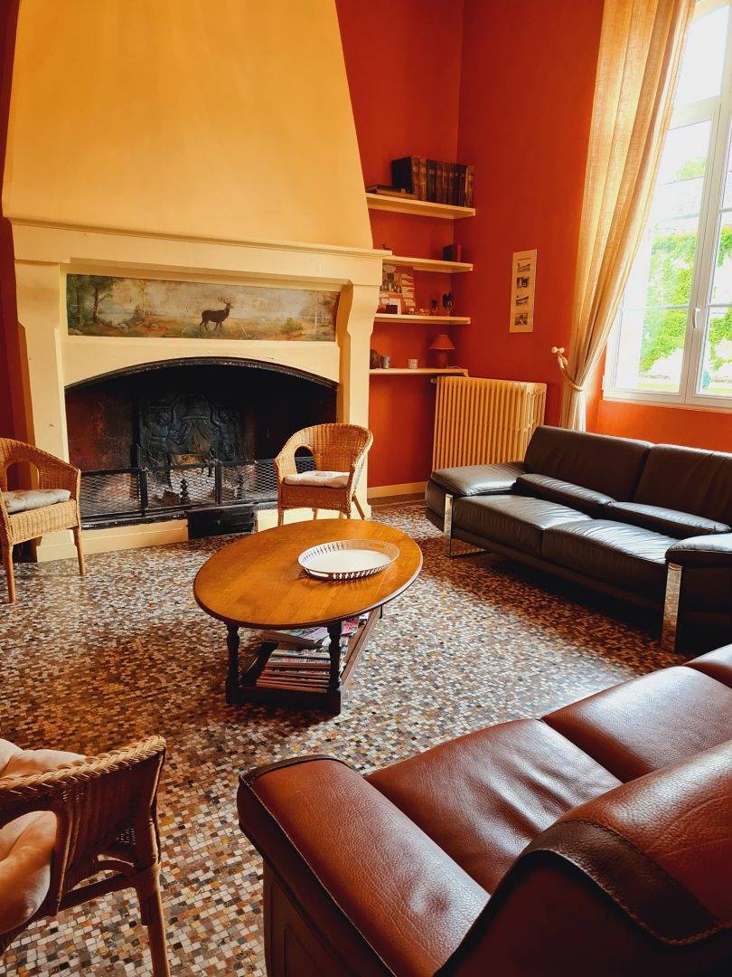 Salon principal — fauteuils et cheminée