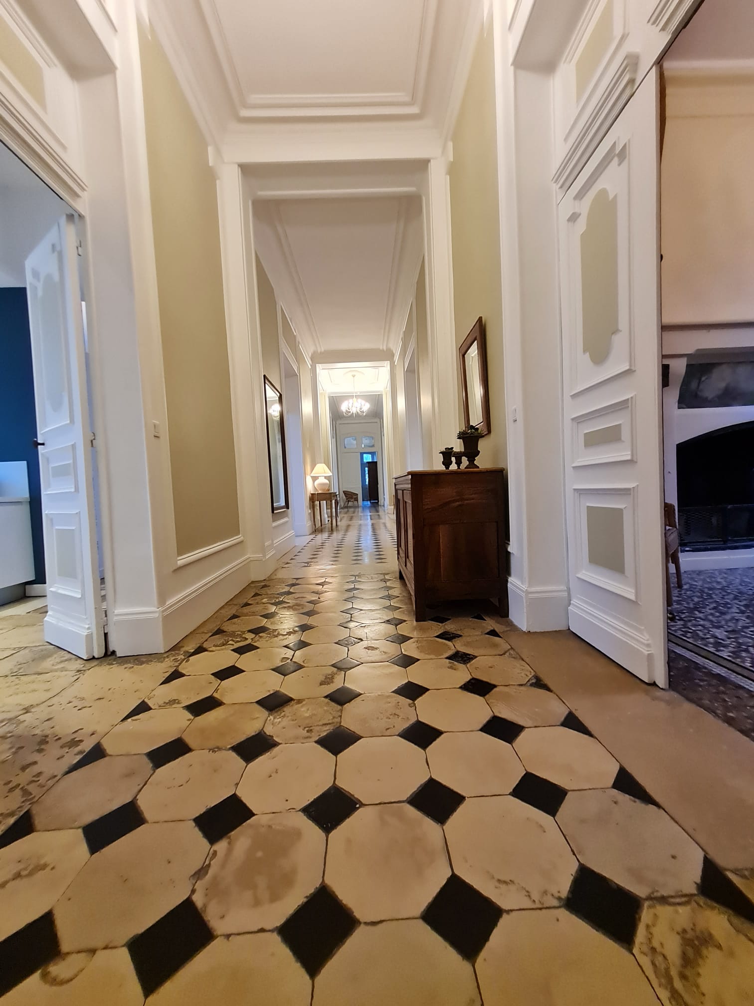 Couloir principal : carrelage ancien et boiseries