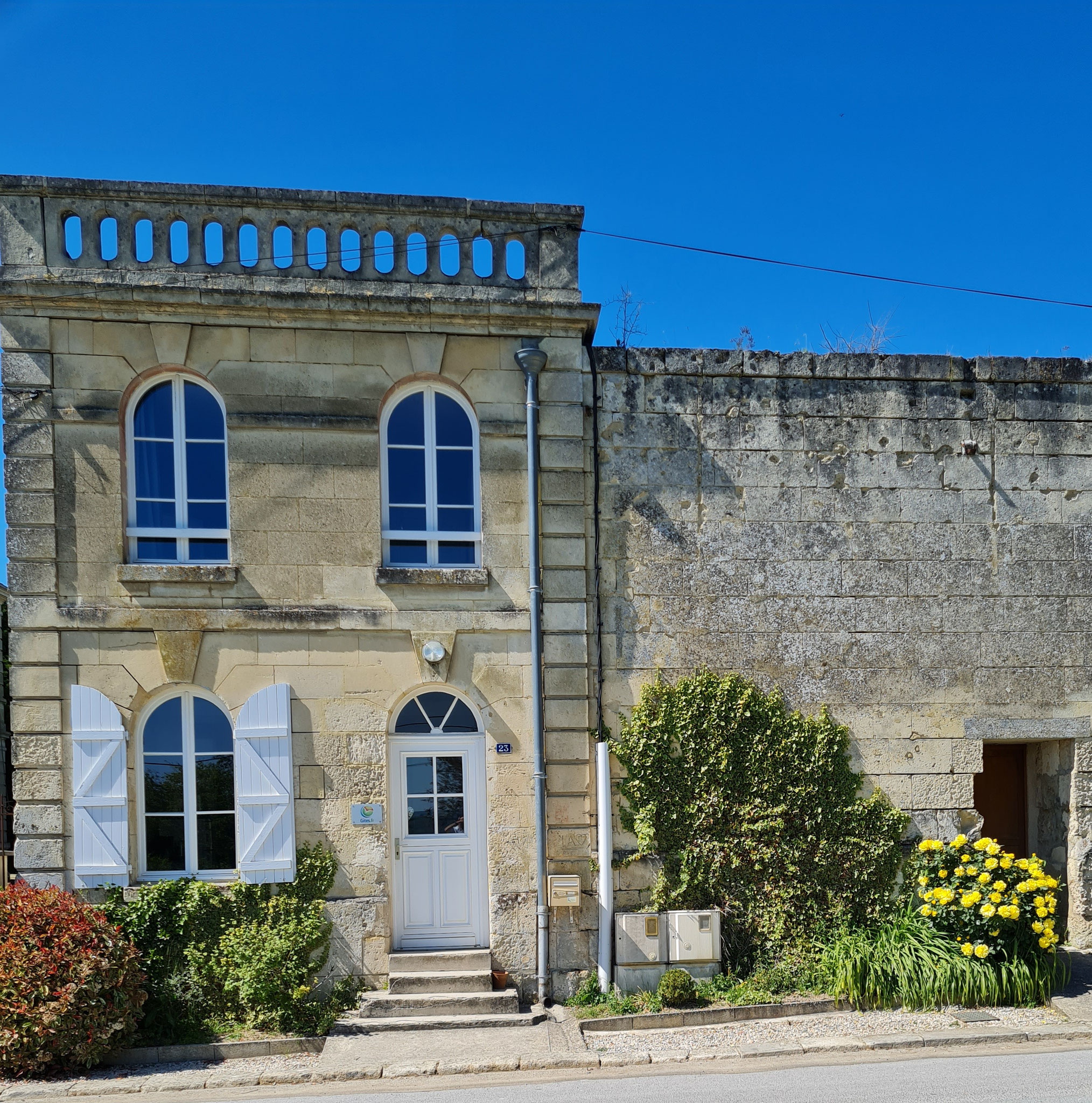 La Tour l'Évêque — façade en pierre