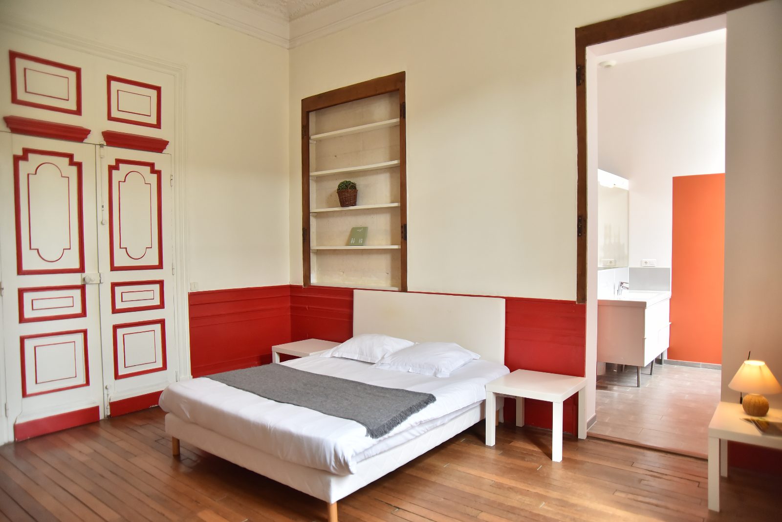 Chambre lit double ré de chaussée
