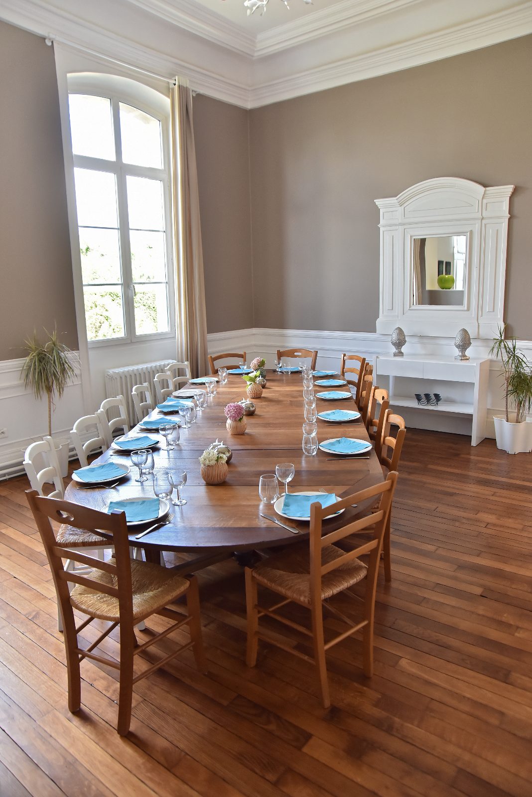 Grande table de famille pour déjeuner ou réunion