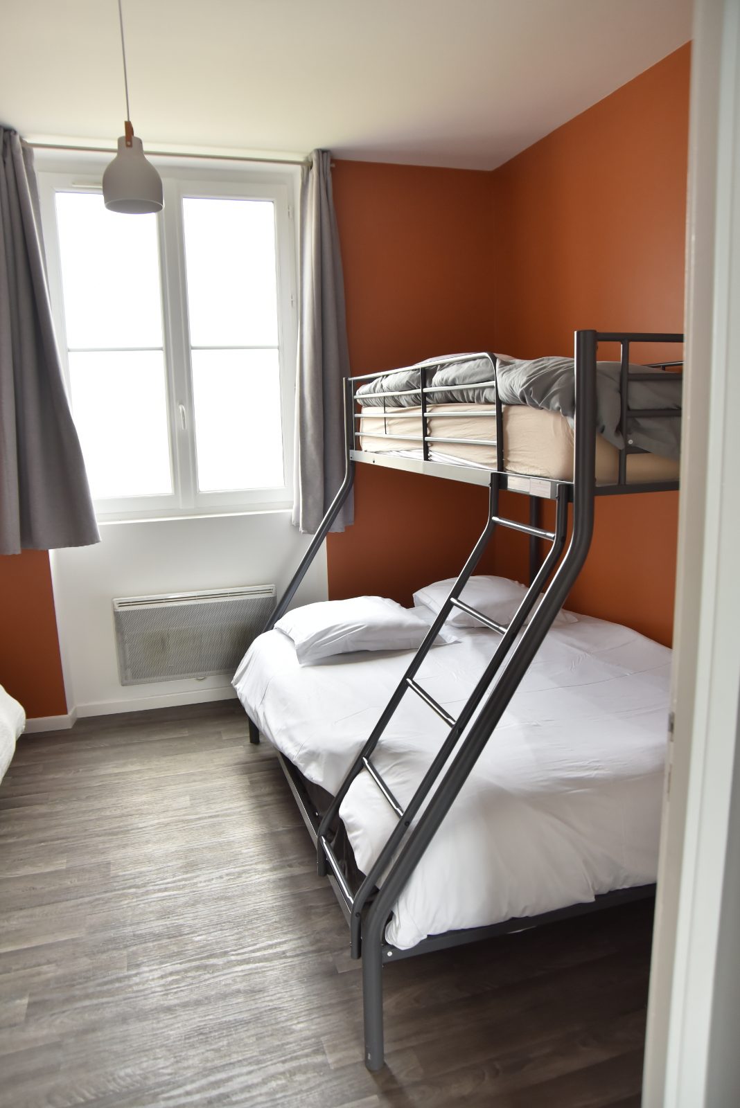 Chambre 1 lit double et 2 lits simple dont 1 superposé