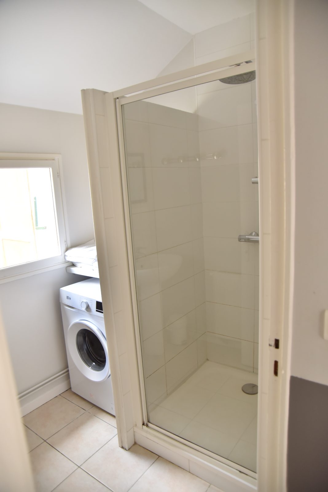 salle de bain WC douche lave linge