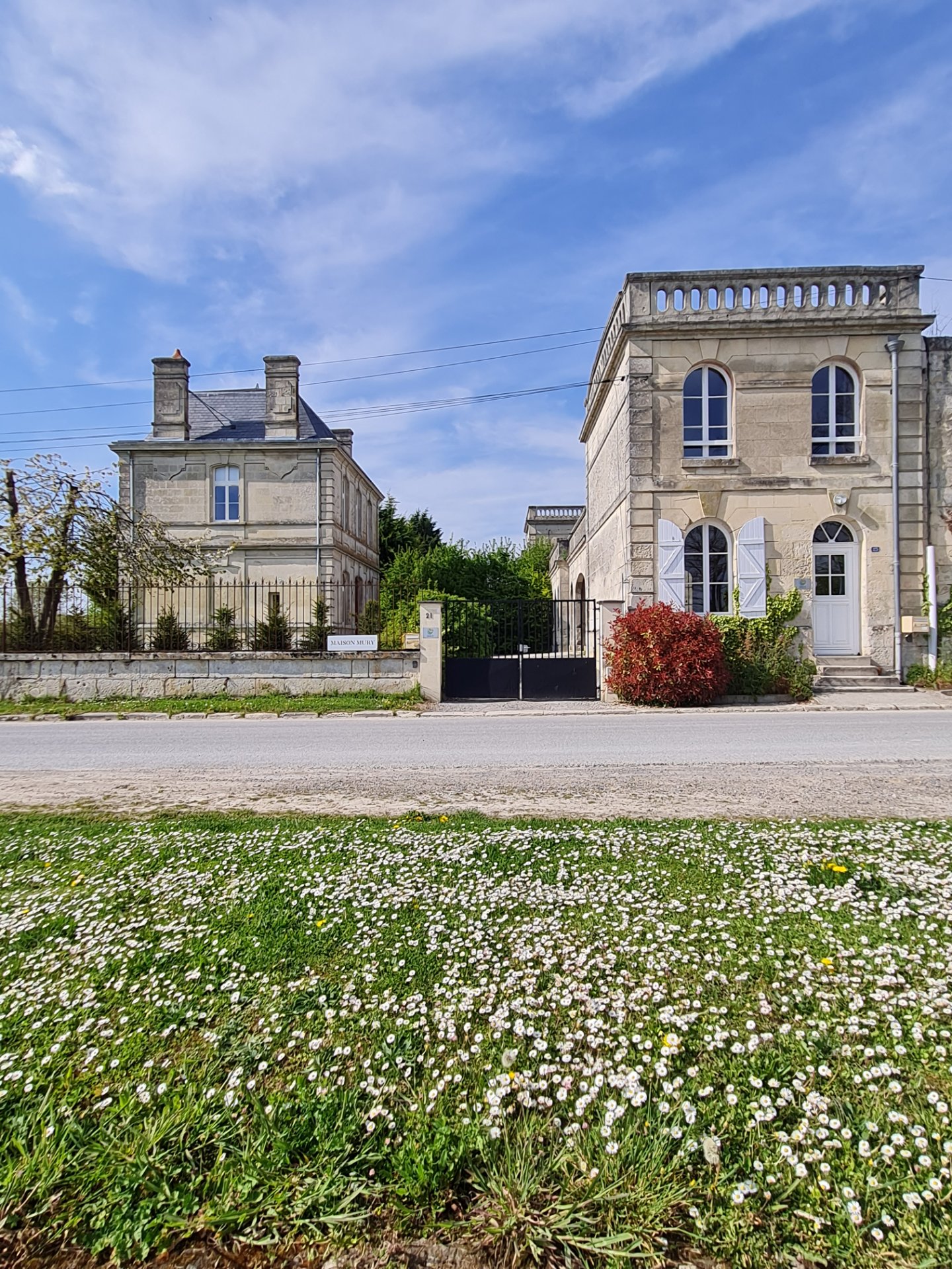 Maison Mury — façade et jardin clos