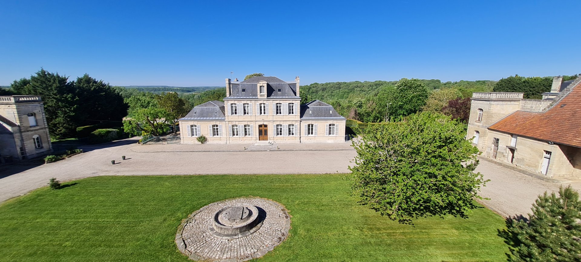 La Carrière l'Évêque — vue panoramique du domaine en automne